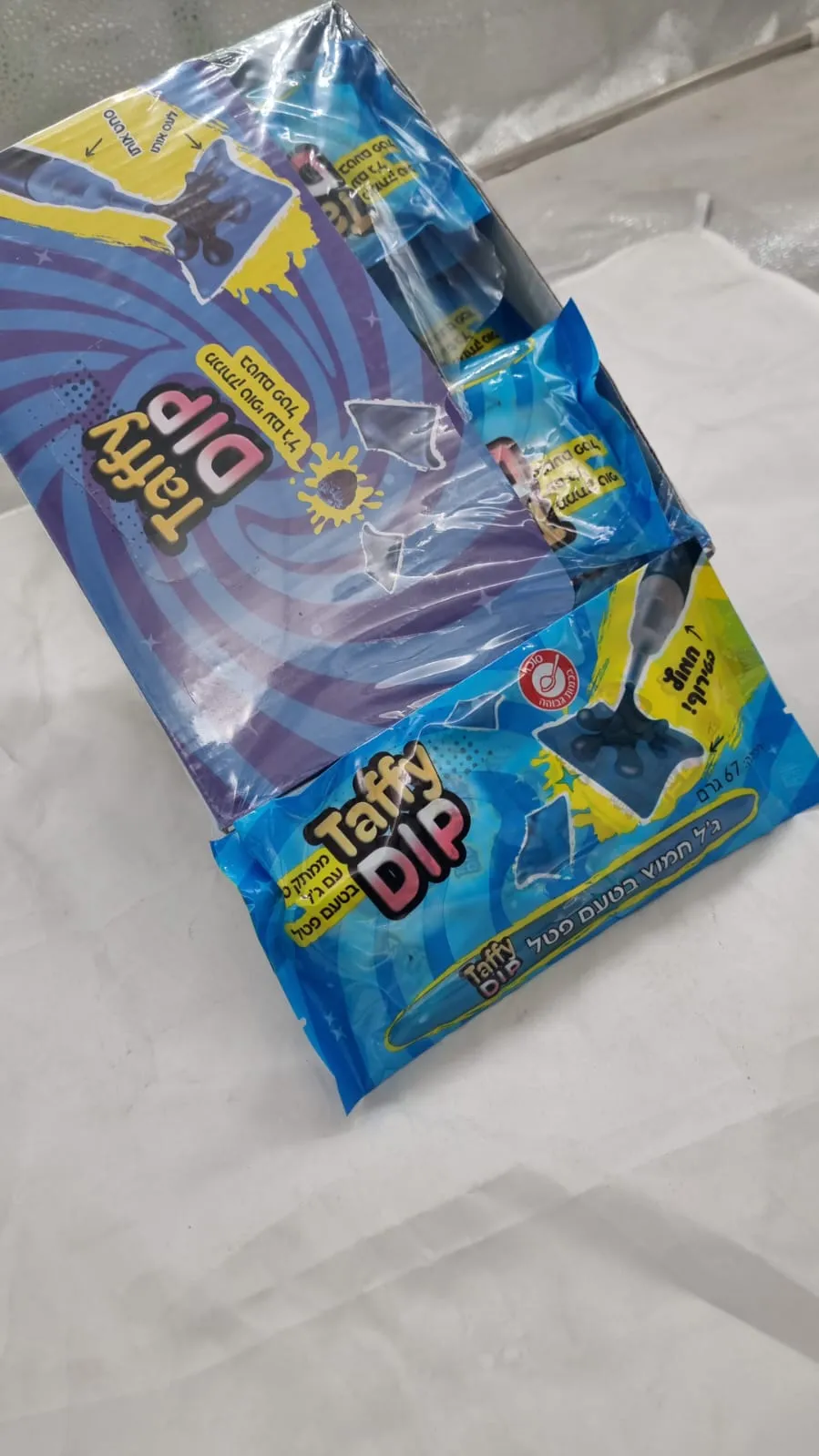 סוכריות גומי ועט ג'ל חמוץ